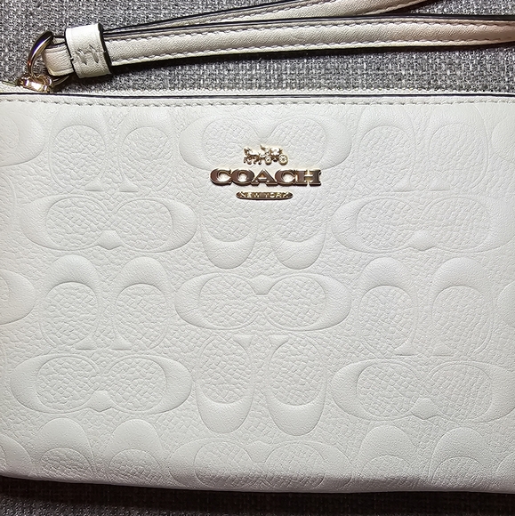 Coach Corner Zip Embossed Chalk Wristlet with Removable Apple Charm NWOT or Box - Picture 4 of 8